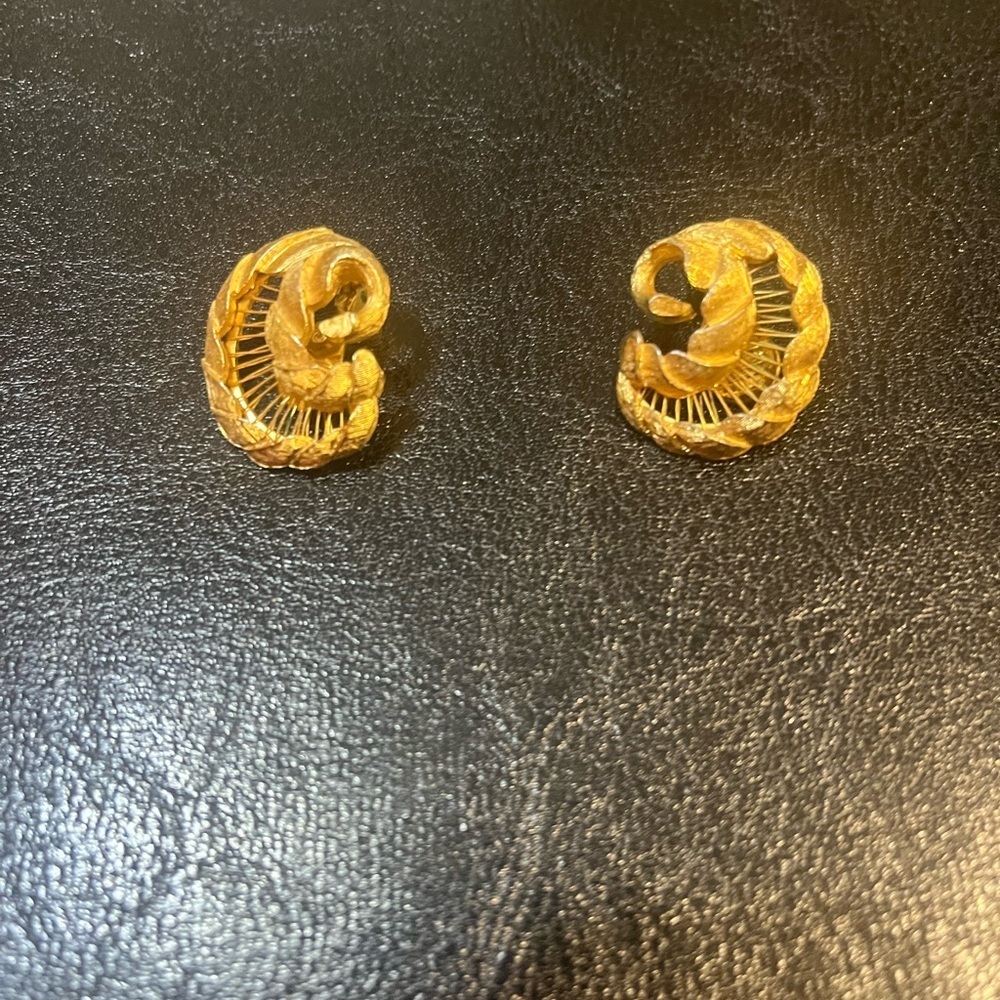 Monet press on Elegant Gold Earrings